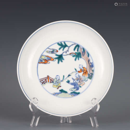 A CHINESE BLUE AND WHITE DOUCAI PORCELAIN DISH