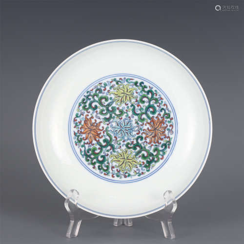A CHINESE BLUE AND WHITE DOUCAI PORCELAIN DISH