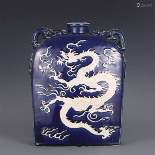 A CHINESE BLUE GLAZED WHITE DRAGON PATTERN PORCELAIN VASE