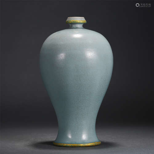 A CHINESE RU TYPE GLAZED PORCELAIN VASE