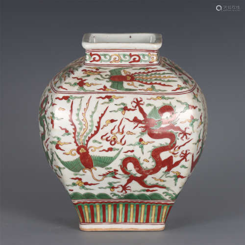 A CHINESE RED GREEN GLAZE PORCELAIN JAR