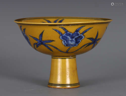 A CHINESE YELLOW GLAZED BLUE AND WHITE PORCELAIN STEM BOWL