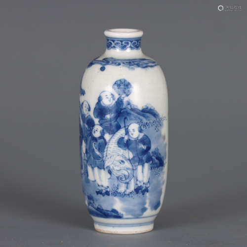 A CHINESE BLUE AND WHITE PORCELAIN SNUFF BOTTLE