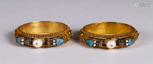 A PAIR OF CHINESE GILT BANGLES