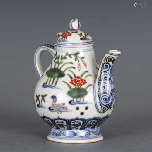 A CHINESE BLUE AND WHITE DOUCAI PORCELAIN TEAPOT