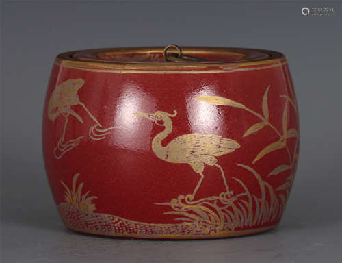 A CHINESE RED GLAZED GOLD PAINTED PORCELAIN CRICKET JAR
