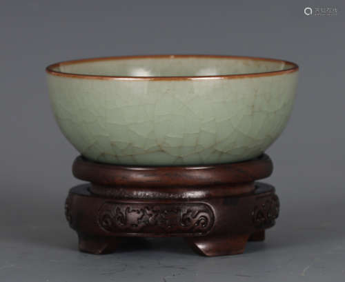A CHINESE GE TYPE GLAZED PORCELAIN BOWL