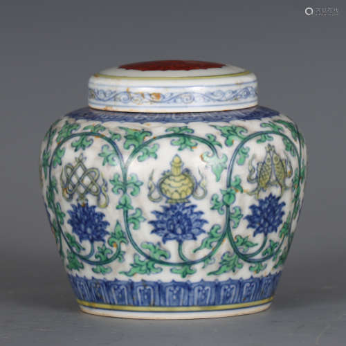 A CHINESE BLUE AND WHITE DOUCAI PORCELAIN LIDDED JAR