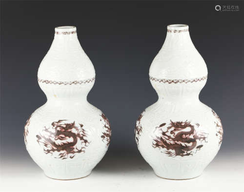 A PAIR OF CHINESE WHITE GLAZE UNDERGLAZED RED PORCELAIN DOUB...