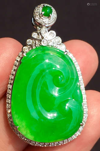 ICY GREEN JADEITE RUYI PATTERN PENDANT