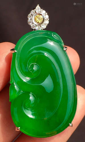 ICY GREEN JADEITE RUYI PATTERN PENDANT