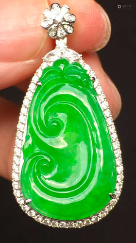 ICY GREEN JADEITE RUYI PATTERN PENDANT