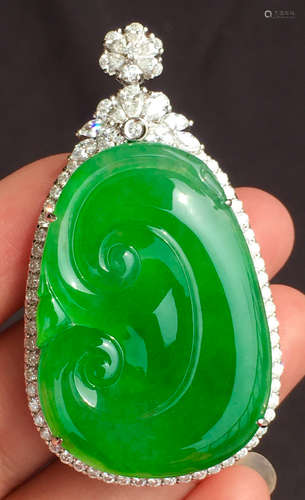 ICY GREEN JADEITE RUYI PATTERN PENDANT