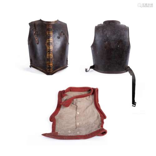 Lot varié de trois pièces d'armure non assorties:1. Cuirasse...