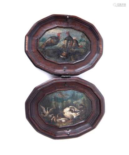 帧胡桃木框架内的二联画，背景是三只火鸡在土丘上与房子，七只鸭子...
