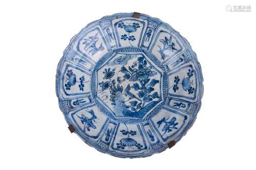 Plat. Porcelaine dite 'kraak'. Chine. Fin de l'époque Ming, ...