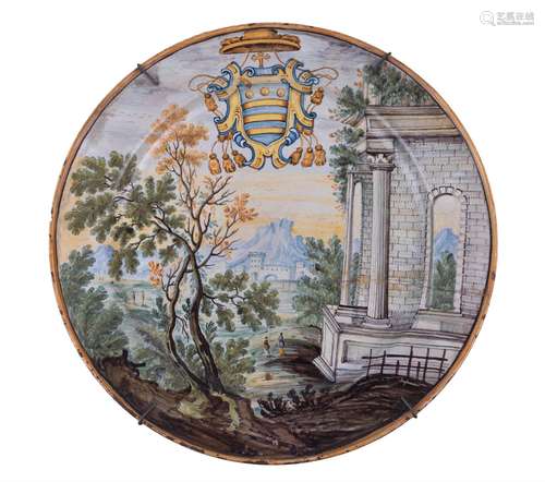 Plat. Majolique. Castelli, probablement ca. 1720.Décor d'un ...