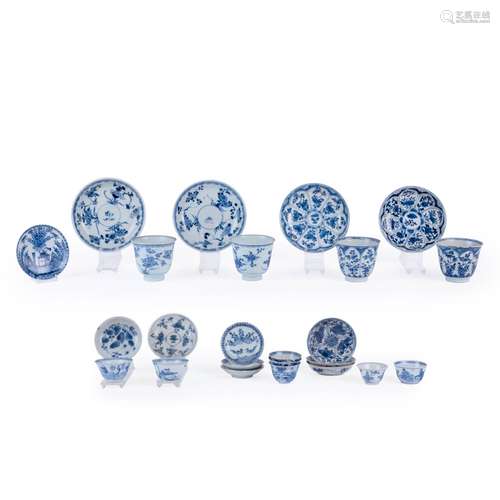 Lot varié de 24 pièces en porcelaine. Epoque Kangxi.Comprena...