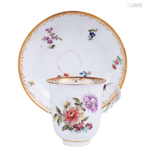 Tasse et sous-tasse. Vienne. Après 1864. Porcelaine. Décor f...