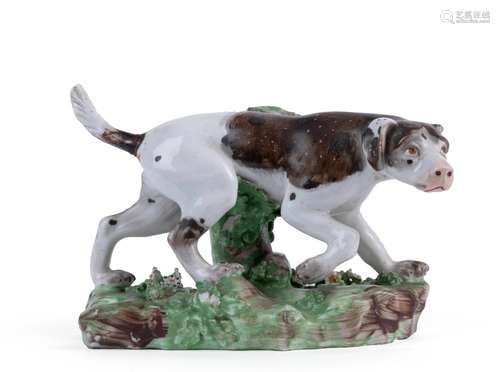 Modèle de chien de chasse. Derby Chelsea. Ca. 1800.Porcelain...