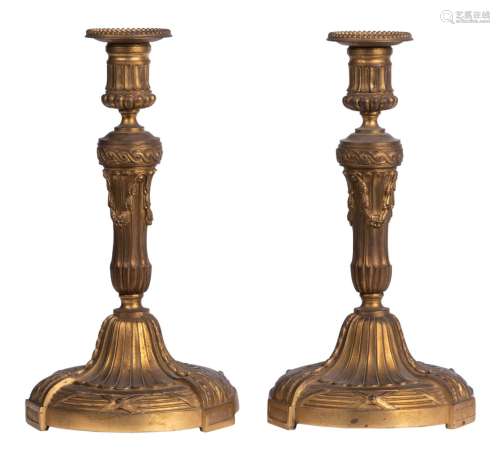 Paire de bougeoirs. Epoque Louis XVI.Bronze doré.H.: 26 cm