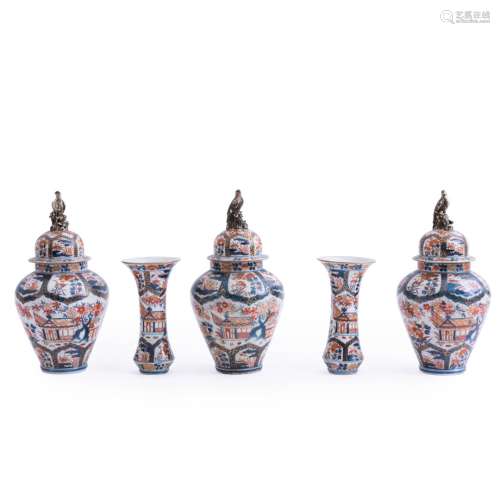 Garniture quintuple. Porcelaine de Japon. 19ème siècle.Décor...