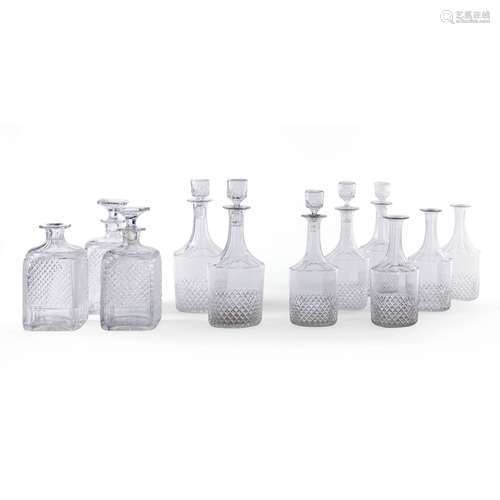 Lot varié de quinze carafes en verre taillé à la pointe de d...