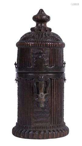 雕花木质鼻烟盒，高13.5厘米，带建筑和铁质装饰
