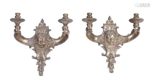 一对19世纪的奥尔莫卢烛台，两只手臂上饰有面具。高度34厘米。