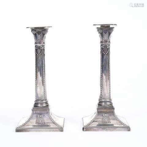 一对银烛台，英国印记，18世纪末19世纪初。高度23.5厘米。