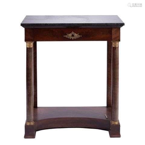 Petite console en placage d'acajou à colonnes détachées. Des...