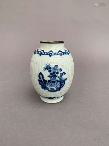 Vase de forme ovoïde en porcelaine bleu blanc à décor en méd...