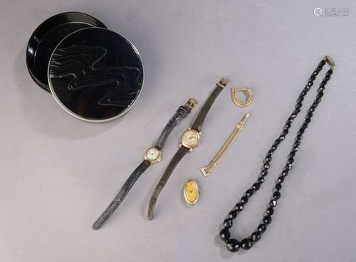 Ensemble de petits bijoux comprenant : - Trois montres brace...