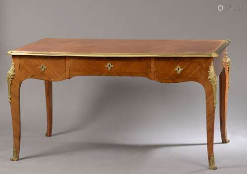 Bureau plat en placage de bois de rose disposé en frisage ou...