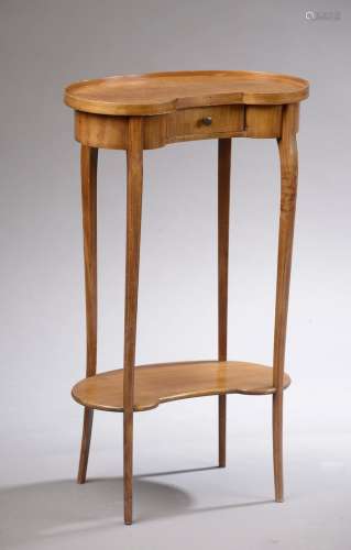 *Petite table rognon en bois veiné, ouvrant à un tiroir en c...