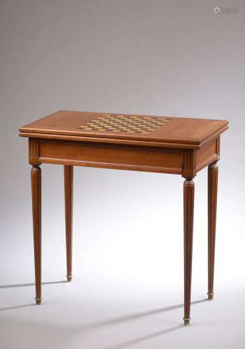 *Table à jeux en bois naturel, le plateau marqueté d'un échi...