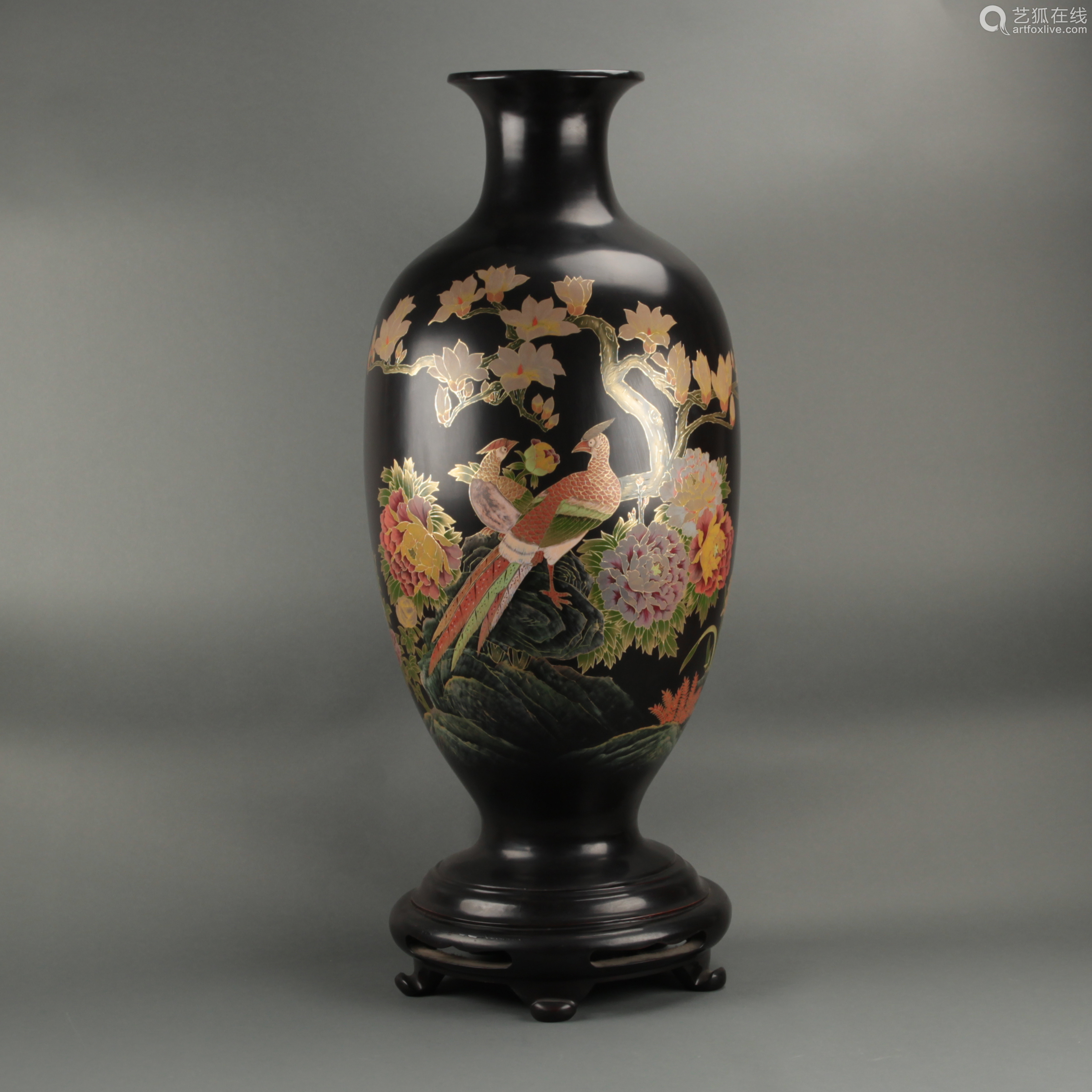 牡丹花鳥紋黑釉大花瓶付黑木台 Deal Price Picture 牡丹花鳥紋黑釉大花瓶付黑木台 Deal Price Picture