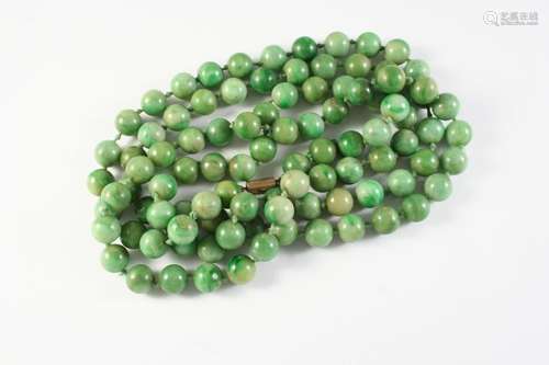 A SINGLE ROW UNIFORM JADE BEAD NECKLACE the jade beads measu...