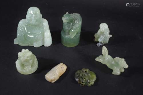 CHINESE JADE & JADEITE CARVINGS a mixed lot including a pale...