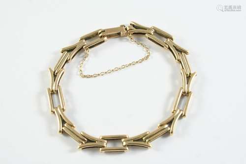 A 9CT GOLD FANCY LINK BRACELET 18cm long, 16.1 grams