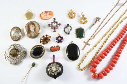 A QUANTITY OF JEWELLERY including a coral bead necklace, a l...