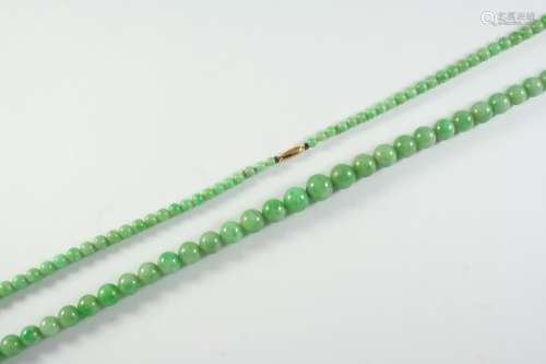 A SINGLE ROW GRADUATED JADE BEAD NECKLACE the jade beads gra...
