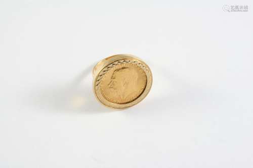 A GOLD SOVEREIGN 1915, in a 9ct gold ring mount, total weigh...