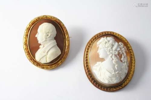 A VICTORIAN OVAL SWIVEL SHELL CAMEO BROOCH PENDANT depicitin...