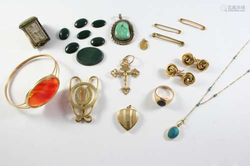 A QUANTITY OF JEWELLERY including a gold and black onyx sign...