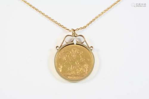 A GOLD SOVEREIGN 1897, in a 9ct gold pendant mount, total we...
