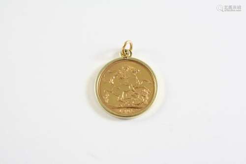 A GOLD SOVEREIGN 1905, in a gold pendant mount, total weigh ...