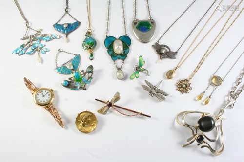 A QUANTITY OF JEWELLERY including a silver pendant by Pam Cr...