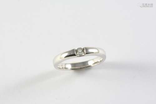 A DIAMOND AND 18CT GOLD RING the white gold band is mounted ...