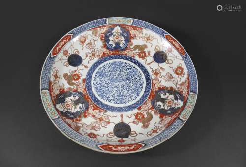 LARGE 19THC JAPANESE IMARI DISH the centre painted with a my...